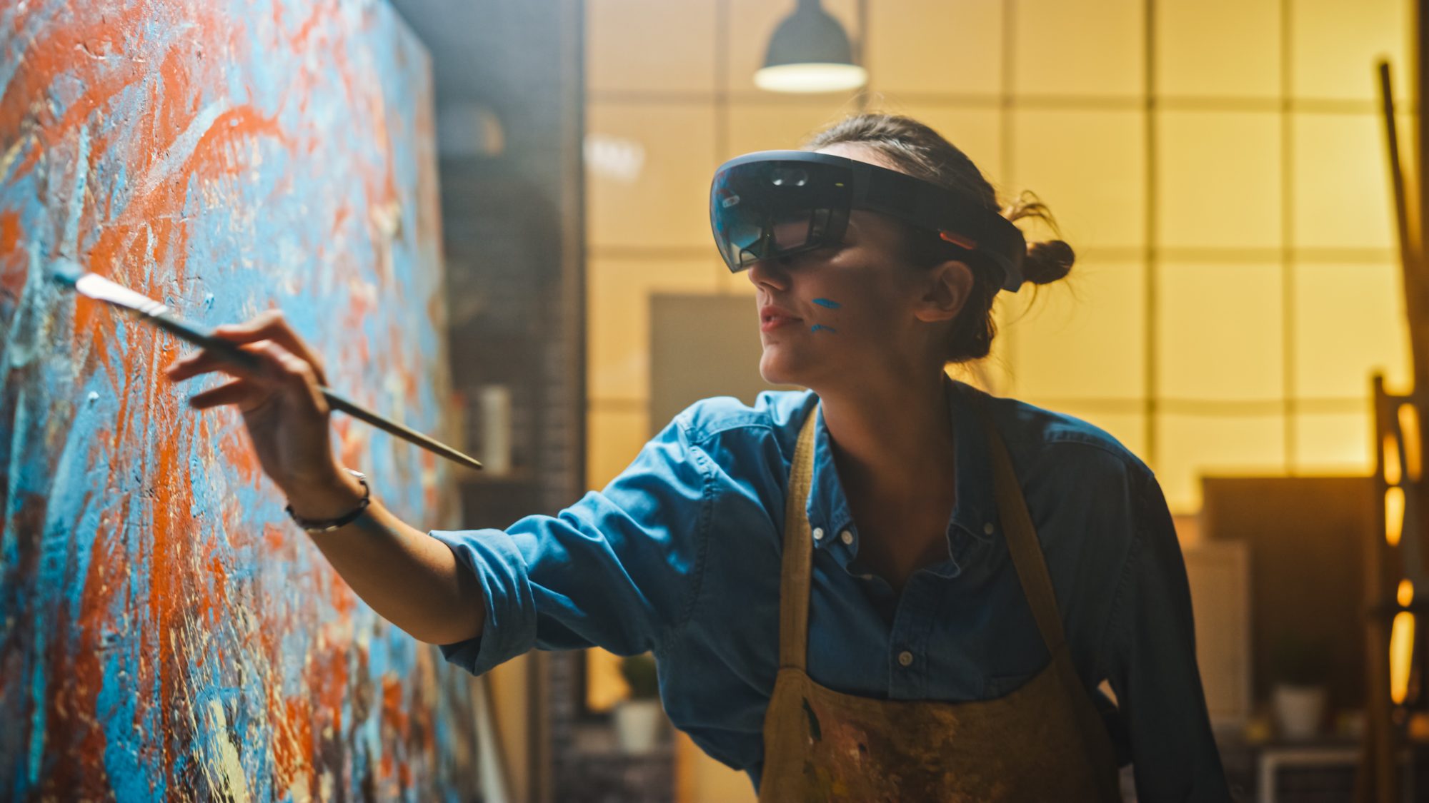 Künstlerin bei der Arbeit im Atelier